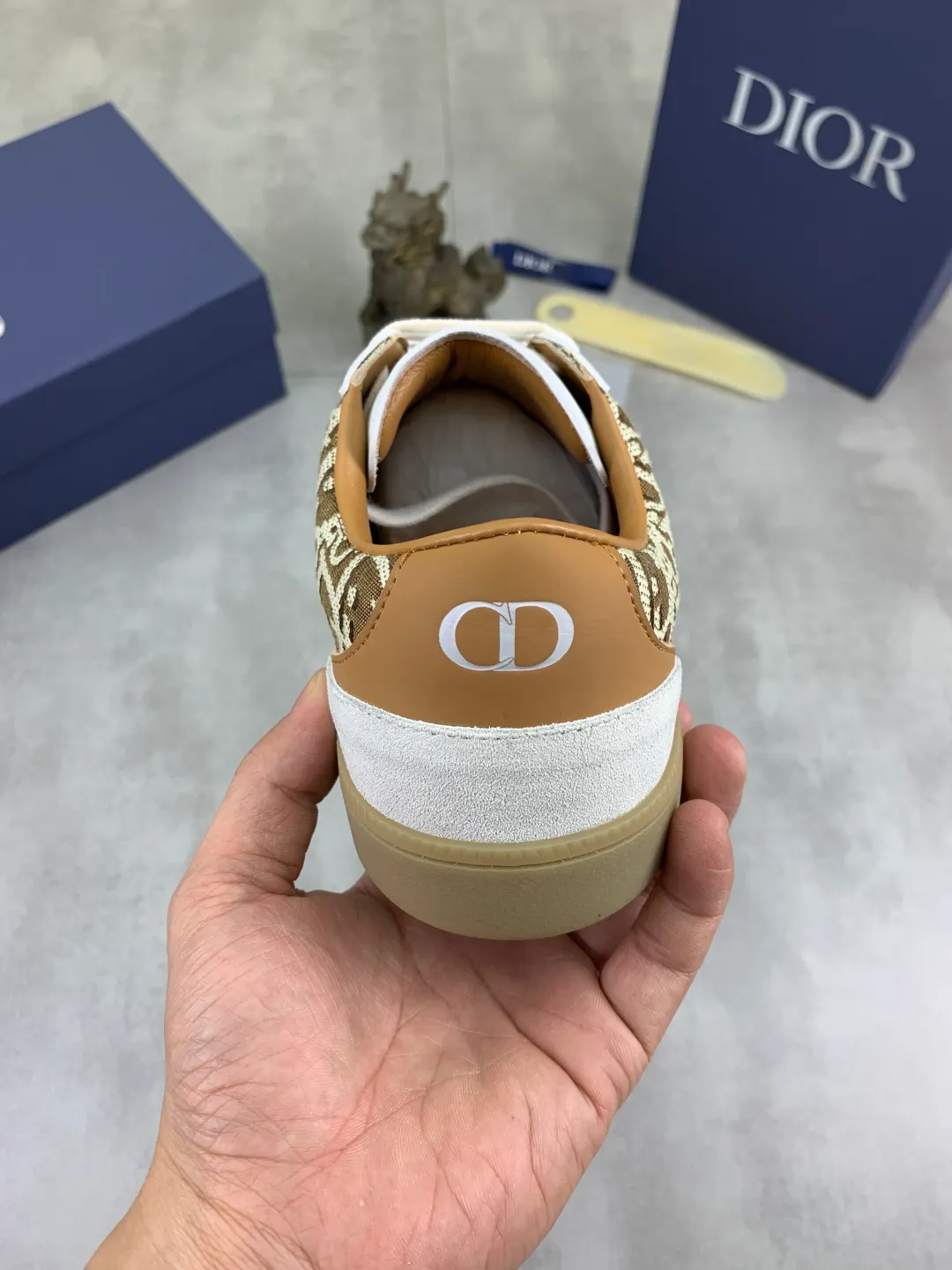Men's shoes 💰P360 New Dior B01 moral training shoes, white first-layer cowhide, original molded outsole. New to the fall collection, this sneaker marks the return of a Dior classic, reinterpreted in a stylish and elegant silhouette. Crafted from white smooth first-grain cowhide with a tonal silk sheepskin lining, it features the Dior logo on the tongue and inner sides, and a CD icon on the heel. Paired with Tpu anti-slip soles of the same color, it can be matched with various styles to create a sophisticated look.  Code number: 38-44